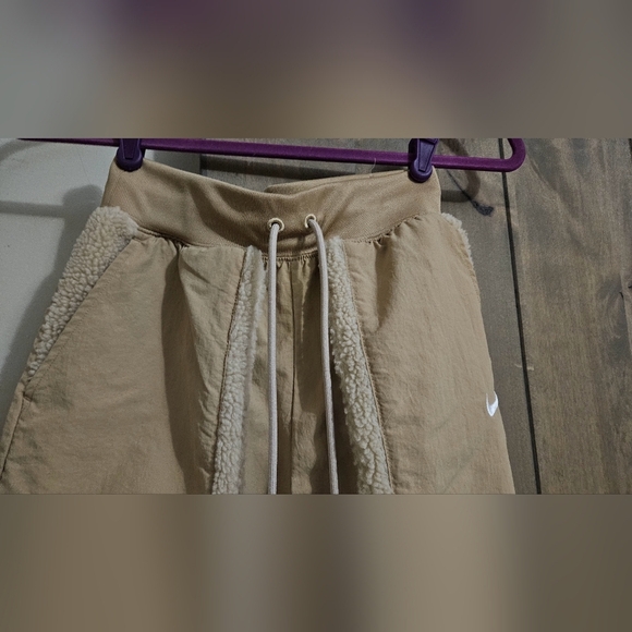 NIKE Women's Sportswear Essential Woven High-Waisted Curve Pants. Tan/cream. XS - Picture 8 of 14